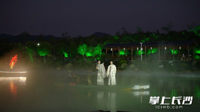 湖面泛舟。
