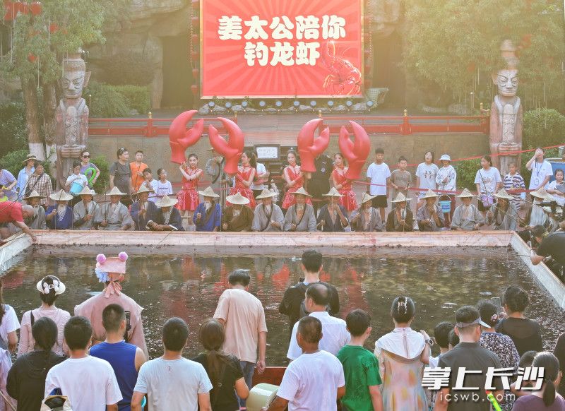 农民“姜太公”化身夏日宠粉官，陪游客一起钓小龙虾。