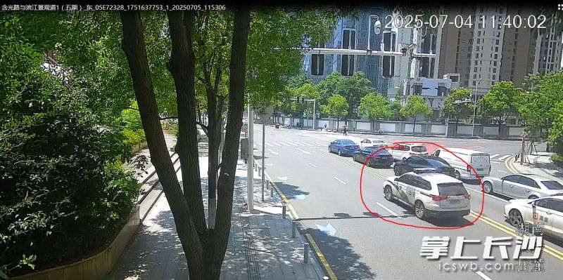 一路疾驰的警车