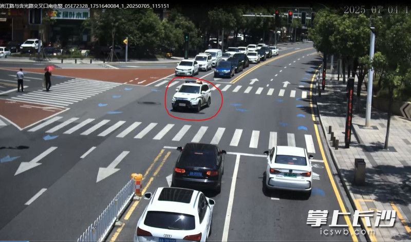 搭乘孕妇的警车一路疾驰 监控截图