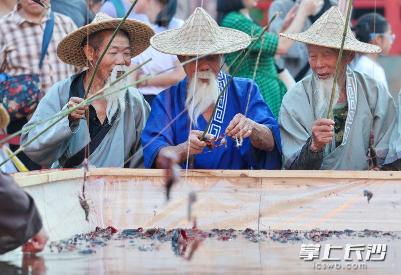 大家围坐一起其乐融融。