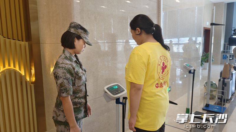 学生正测量体重。长沙晚报全媒体记者 徐媛 实习生 杨淅茹 摄