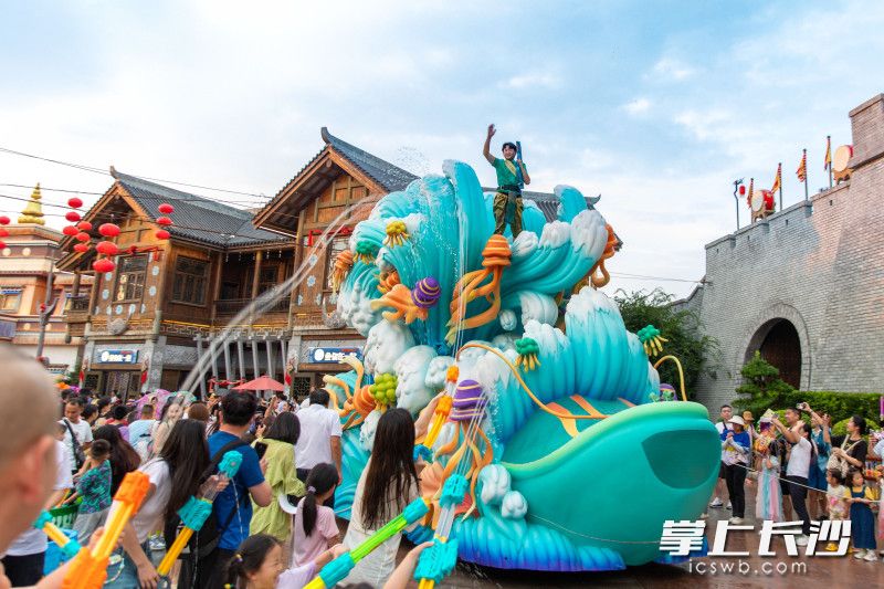 泼水巡游亮点十足。