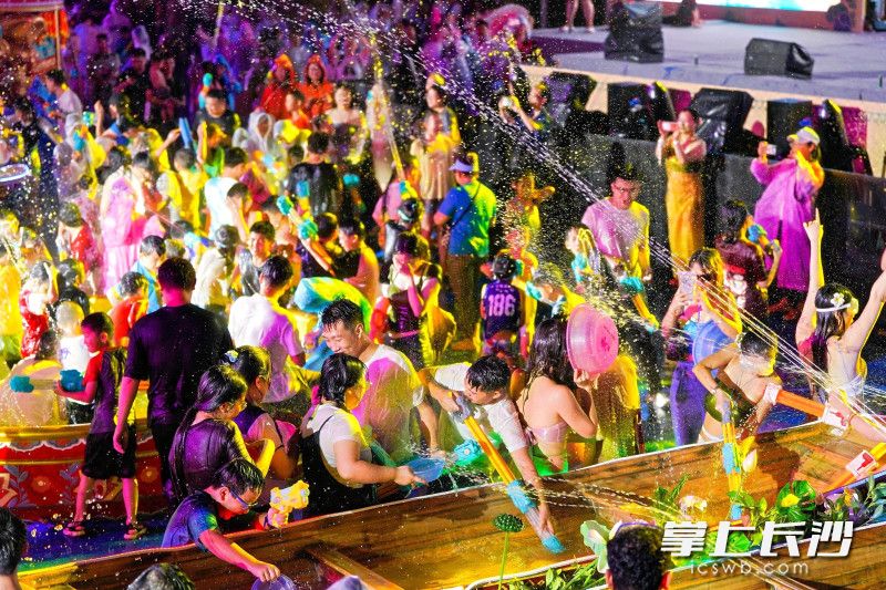 夜幕降临，“泼水狂欢盛典”成为全场焦点。