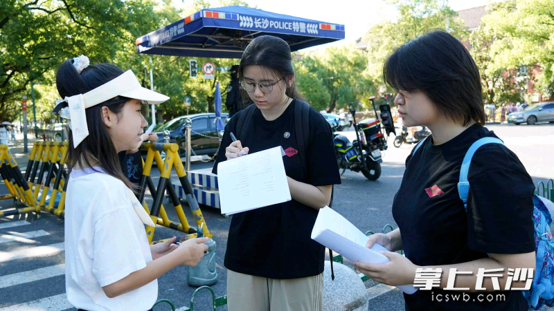 学生在街头访问调研。均为受访者供图