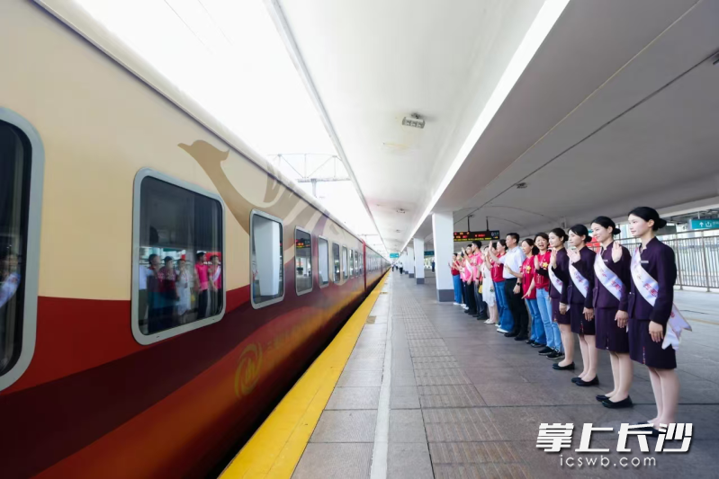 南方列车·潇湘号“新疆东疆+西疆+南疆+北疆全景大环线18天深度游出发。均为资料图片