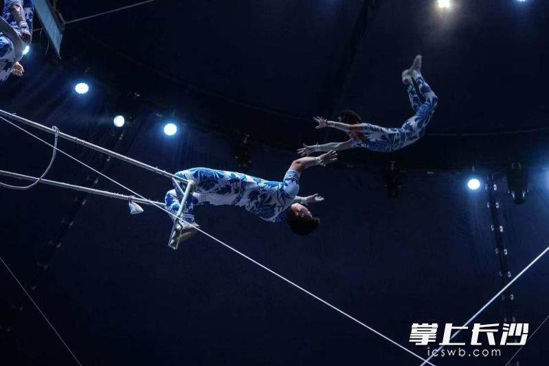 空中飞人杂技。