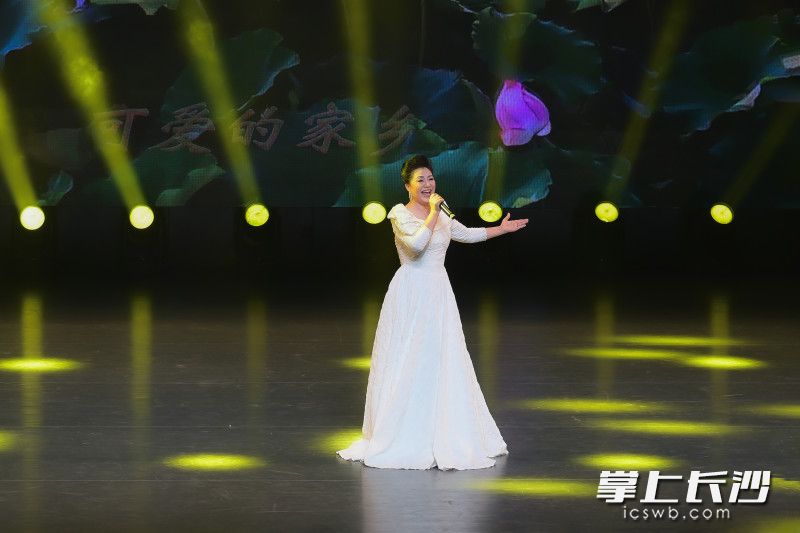 湘籍著名歌唱家王丽达深情歌唱。