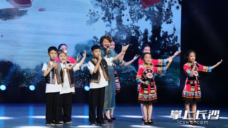 王利瑶及梦想花园小歌手演唱少儿歌曲。均为长沙晚报通讯员 陈志进等 供图