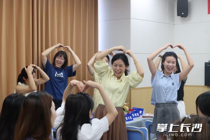 老师们用“身体Say Hi”热身游戏迅速活跃现场氛围。均为长沙晚报全媒体记者 张炎炎 通讯员 李嘉欣摄影报道