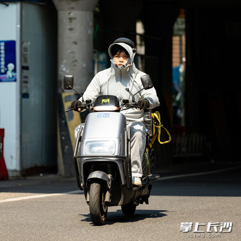 长沙39℃，骑手防晒出行。均为长沙晚报全媒体记者 董阳 摄