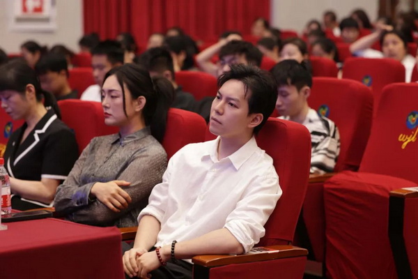 黄晓丹与会。