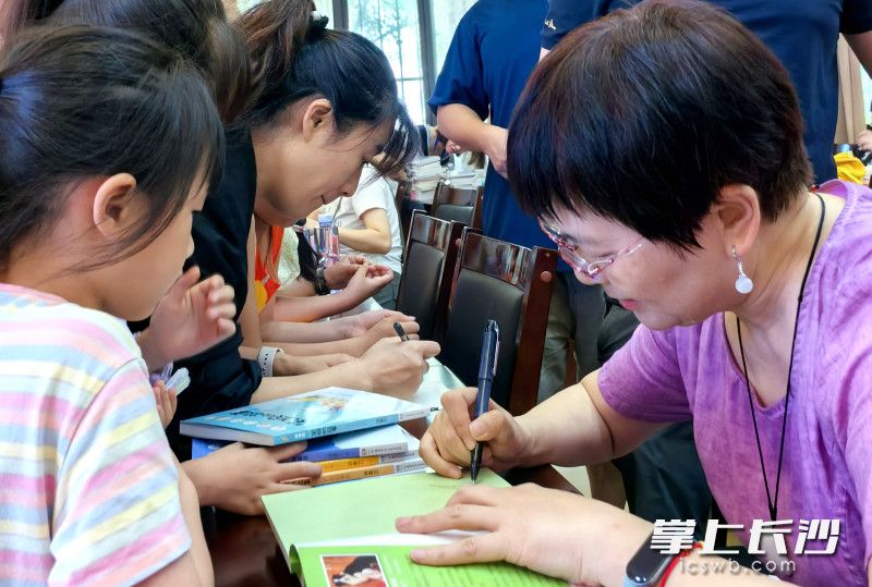 汤素兰在和孩子们互动。