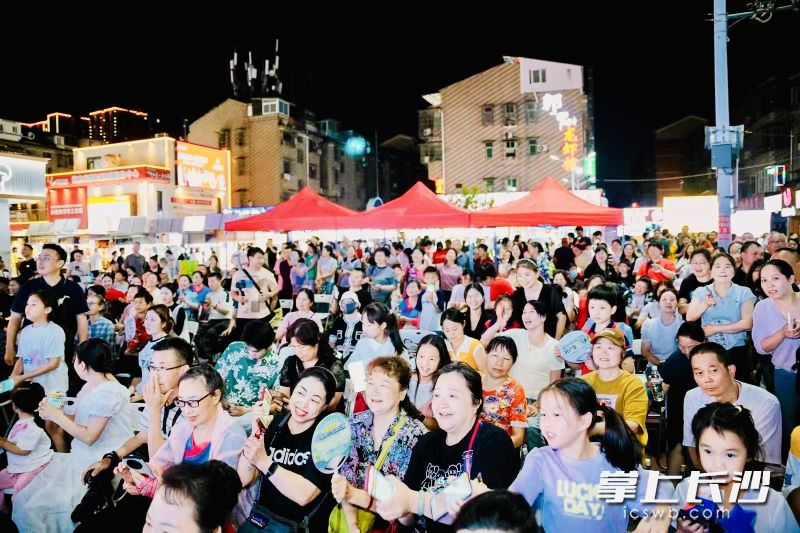 夜市常有演出和直播，游客和顾客越夜越“嗨”。