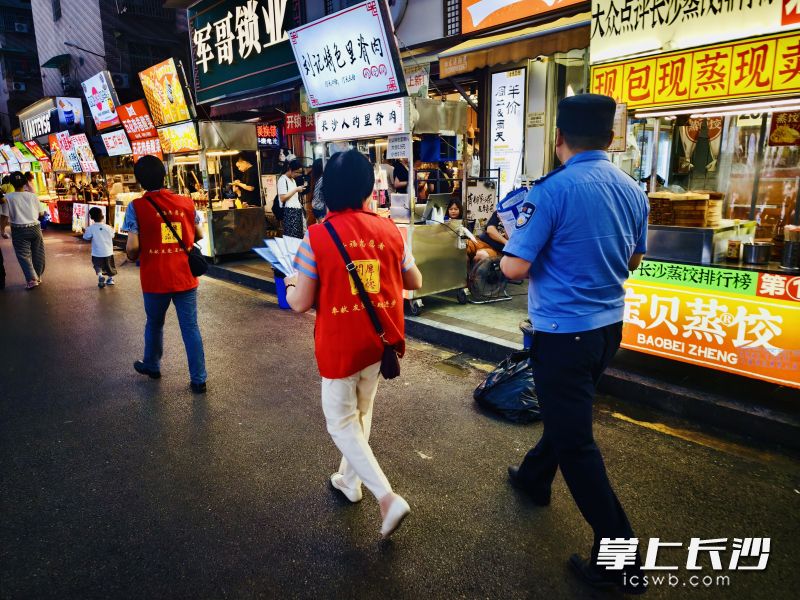 社区工作人员、志愿者和执法人员加强夜市巡查服务。