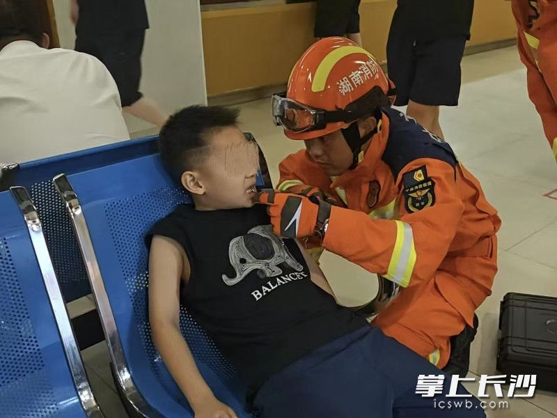 消防员正在处置卡进牙缝的项链。长沙晚报通讯员 罗子郡 摄
