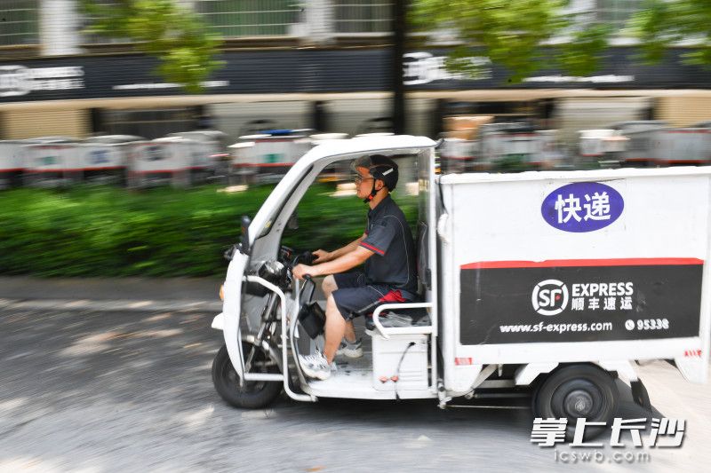 炎炎烈日下，胡林海驾驶着快递小车奔走在大街小巷。