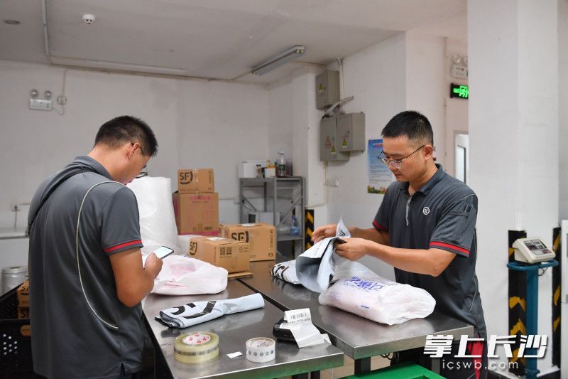 胡林海（右）和同事在紧张工作中，他的额头和脸上沁出了大颗的汗珠。