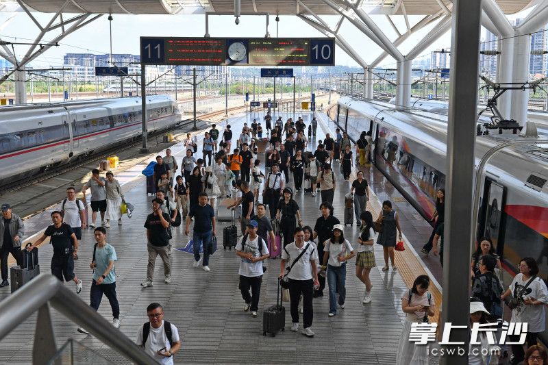 连日来，随着假期到来，学生流、探亲流、商务流、旅游流逐步叠加，长沙火车南站持续迎来客流高峰。 均为长沙晚报全媒体记者王志伟摄