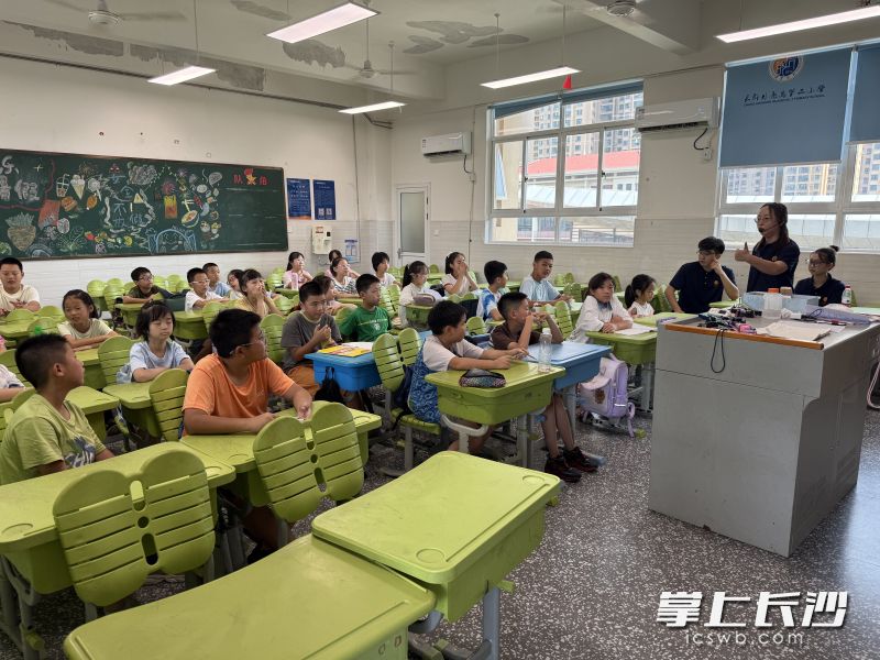 7日，长郡月亮岛第二小学西校区托管服务点，老师给孩子们上安全课。 均为长沙晚报全媒体记者邓艳红摄