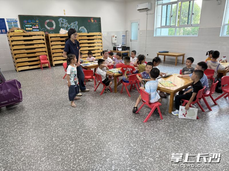 孩子们在一起玩。