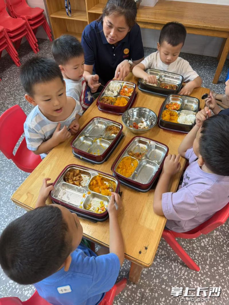 孩子们在一起吃饭。