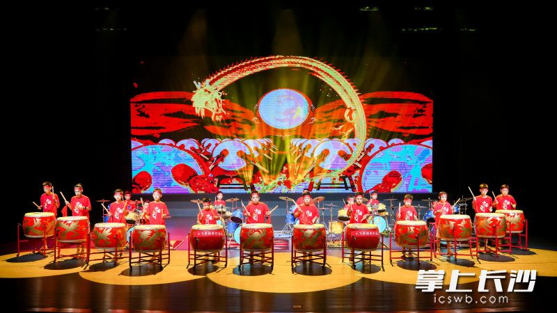 开场大鼓《鼓舞中国》。