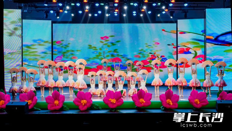 原创少儿群舞《一路生花》。