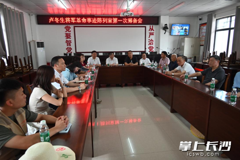 大学生志愿者积极参与议事。