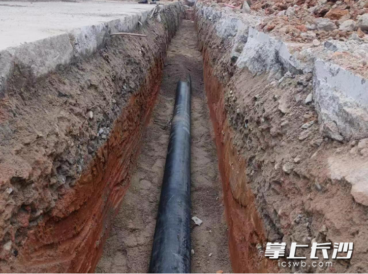 黑麋峰单村工程建设过程中,通过铺设供水管道、新建加压泵站、安装先进净化设备等一系列举措,打通农村供水“最后一公里”。 均为通讯员供图 黑麋峰单村工程建设过程中,通过铺设供水管道、新建加压泵站、安装先进净化设备等一系列举措,打通农村供水“最后一公里”。 均为通讯员供图