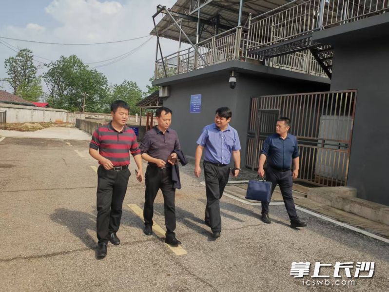 水厂工作人员对村民进行回访。 水厂工作人员对村民进行回访。