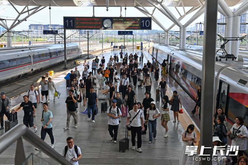 暑假期间，长沙火车南站共有13天客流总量突破40万人次。全媒体记者 王志伟 摄