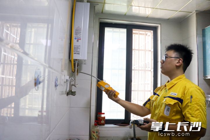 现场检查燃气热水器管道是否存在泄漏。 现场检查燃气热水器管道是否存在泄漏。