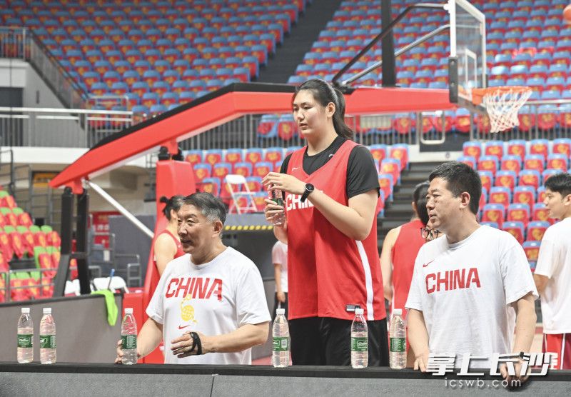 主教练宫鲁鸣和球员张子宇。