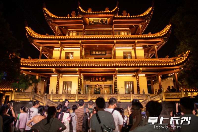 “穿越之我在天星阁当状元郎沉浸式剧游活动今晚开演，吸引众多游客。 均为长沙晚报全媒体记者黄启晴摄