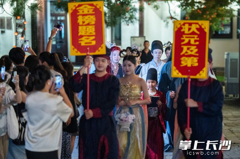 幸运游客获得专属的状元巡游机会。