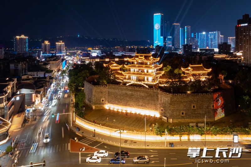 天心阁位于古城长沙的制高点，与都市繁华相融成一幅独特的长沙美景。