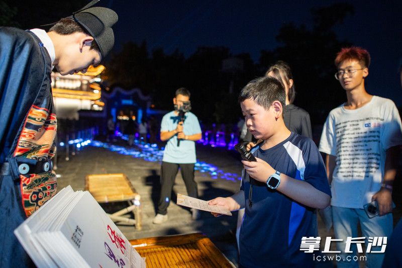 游客可通过童试、乡试、会试和殿试四个游戏，体验古代科举考试的全过程，内容文武兼修且趣味十足。