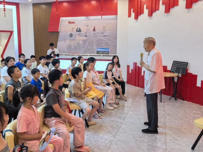 孩子们聚精会神地倾听刘谷君老师讲述红色故事。