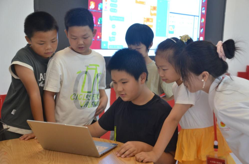孩子们在实践团的指导下操作Scratch软件制作小游戏。均由长沙晚报通讯员 唐惠真供图