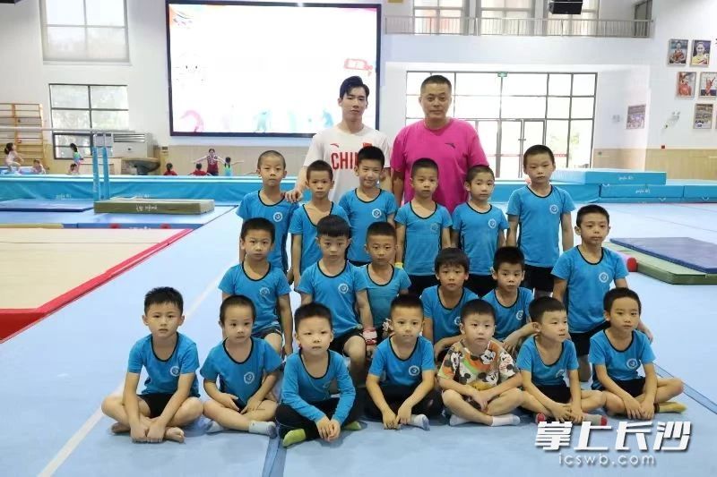 张博恒经常回母校看望邱琦教练及小师弟们。均为市体操学校供图