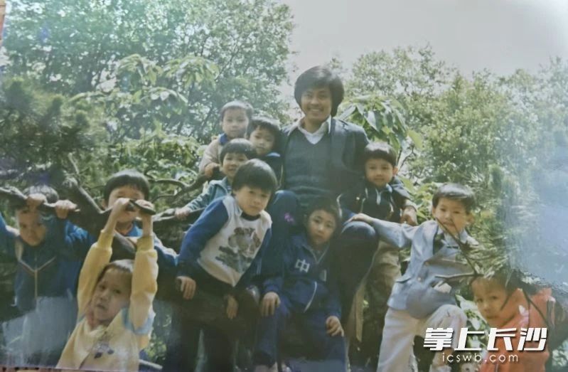 当年的邱琦带着孩子们出去玩耍，邱琦下面那位就是李小鹏。