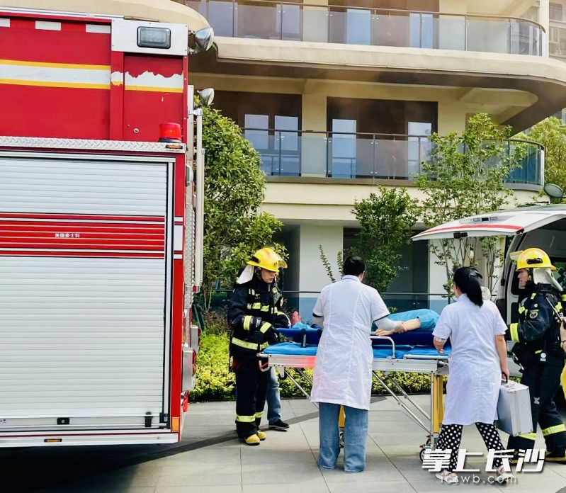伤者迅速疏散急救。 均为通讯员供图