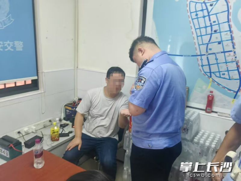 中暑男子被护送到中队岗亭休息。 均为通讯员供图