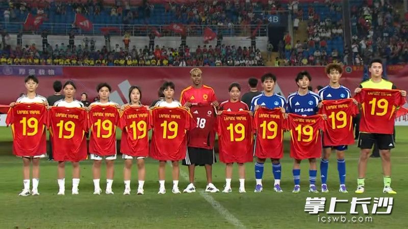 亚马尔为双方球员送上亲笔签名的球衣。