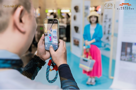 市民参观展览。 市民参观展览。