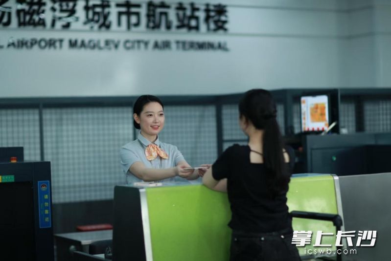 旅客在磁浮城市航站楼即可办理国内国际航班值机及行李托运。均为通讯员 供图