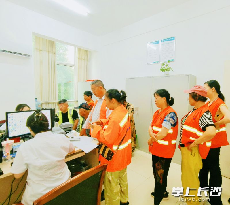 环卫工人免费健康体检。均为长沙晚报通讯员 袁佳乐 摄