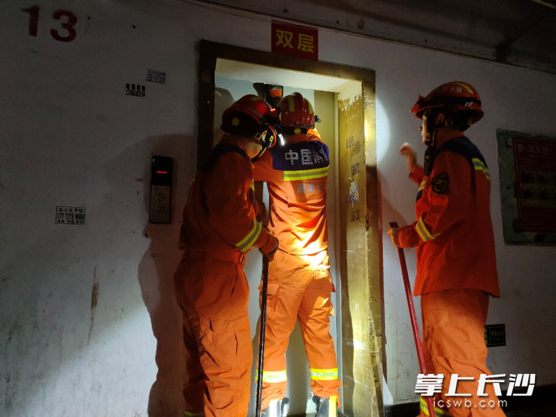 消防员展开营救。 长沙晚报通讯员 罗霜操 摄