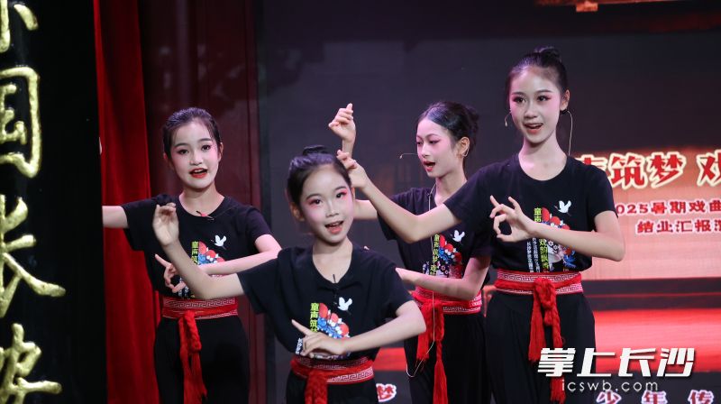 孩子们一招一式尽显中华戏曲之美。